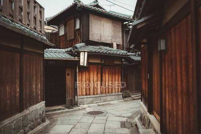 Traditionelle kleine Holzhäuser in einem asiatischen Dorf. — Stockfoto