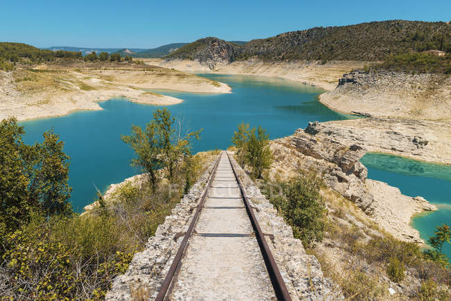 Вид на маленьку залізницю, що веде до блакитного озера в горах . — стокове фото