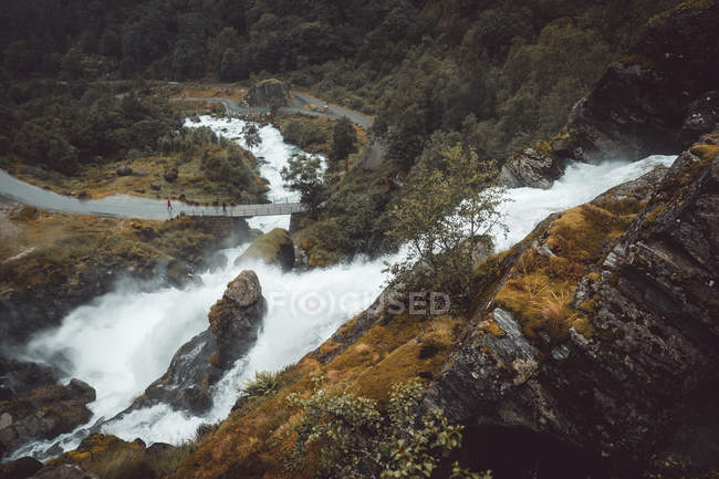 Rio rápido fluindo em montanhas verdes . — Fotografia de Stock