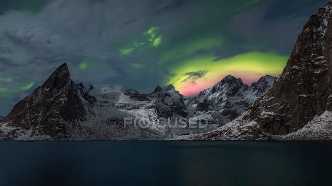 Blick auf den Bergsee unter dem Himmel mit buntem Polarlicht. — Stockfoto