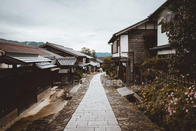 Perspektivischer Blick auf Straße zwischen traditionellen Dorfhäusern aus Holz. — Stockfoto