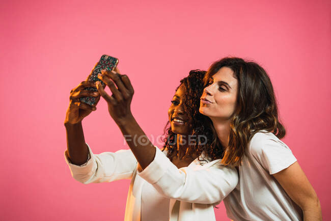 Fröhliche Frauen posieren für Selfie — Stockfoto