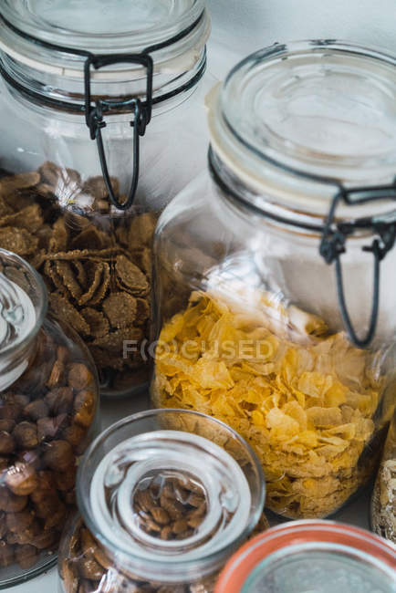 Vista ravvicinata di vasi di vetro con assortimento di snack . — Foto stock