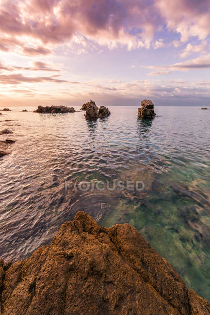 Paisagem costeira rochosa sob o pôr-do-sol — Fotografia de Stock