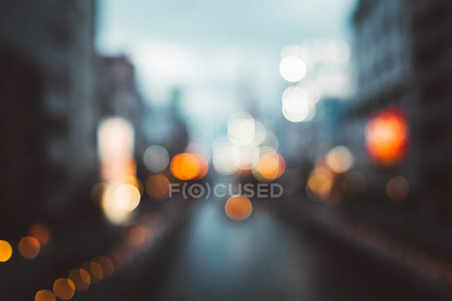 Luzes embaçadas na rua da cidade de metrópole . — Fotografia de Stock