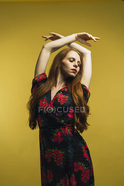 Hübsche Frau mit geschlossenen Augen tanzt im Studio — Stockfoto
