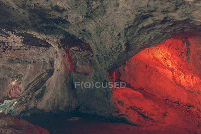 Vista para formas iluminadas e buracos em cavernas . — Fotografia de Stock