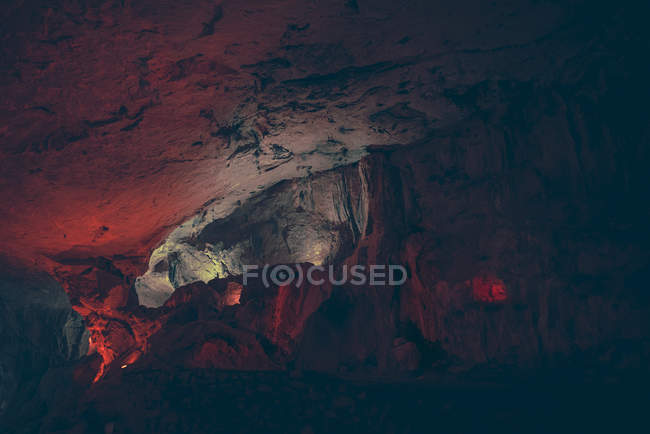Detail der beleuchteten Wege und Wände in der Höhle. — Stockfoto