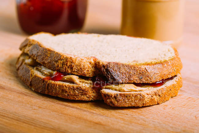Vista da vicino del delizioso burro di arachidi e panino alla gelatina sul tavolo — Foto stock