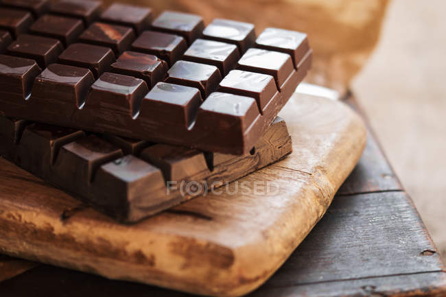 Close up view of dark chocolate bars \on cutting board — Stock Photo