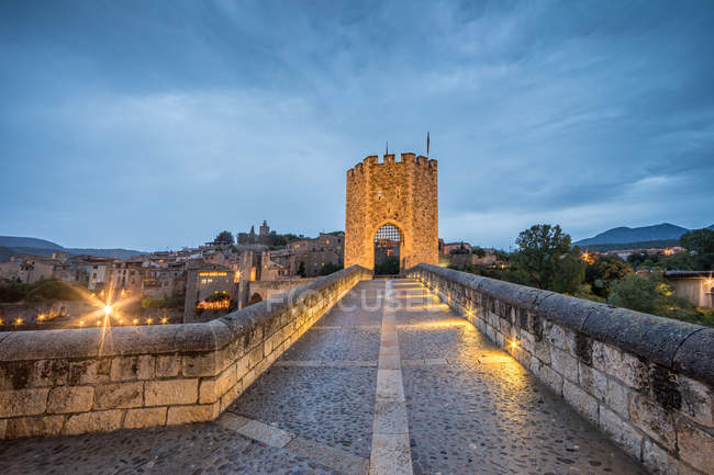Blick auf die mittelalterliche Brücke von Besalu. Girona, Spanien. — Stockfoto