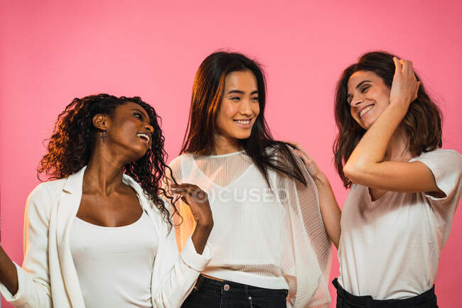 Fröhlich multirassische Freundinnen posieren — Stockfoto