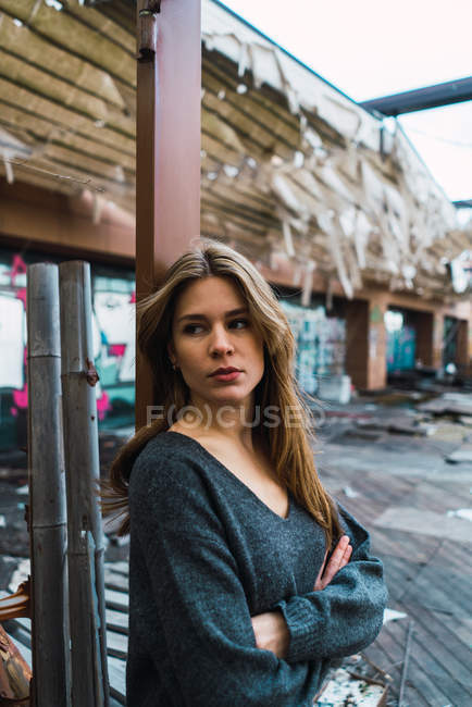 Young attractive woman posing in weathered shopping center. — Stock Photo