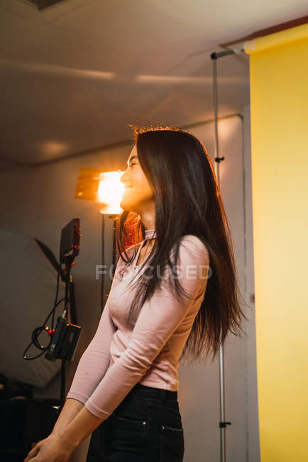 Vista laterale della donna allegra in studio — Foto stock