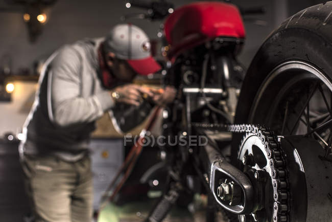 Nahaufnahme der Motorradkette am Werkstatttisch — Stockfoto