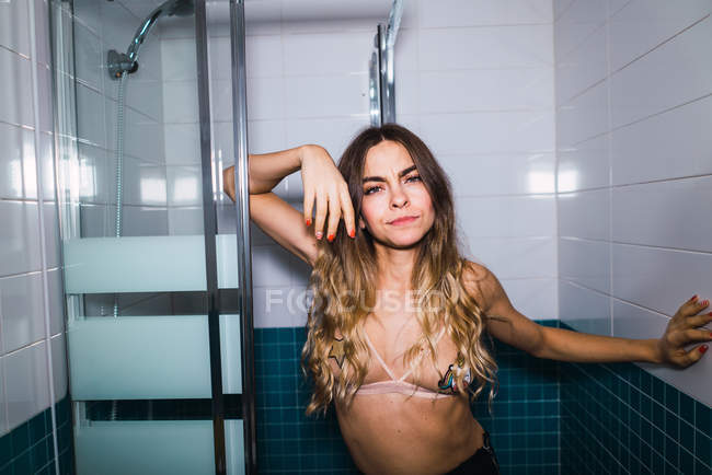 Attraktive Frau posiert im Badezimmer — Stockfoto