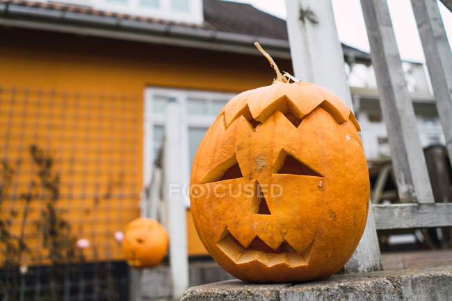 Vista da vicino di Halloween jack-o-lanterna sulla recinzione in cortile — Foto stock