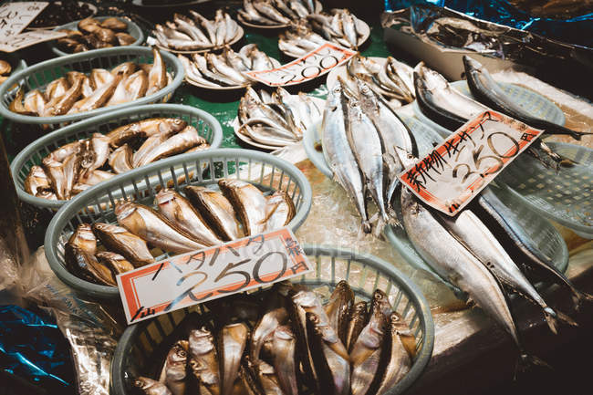 Blick auf Fischvielfalt an der Theke auf dem asiatischen Markt. — Stockfoto