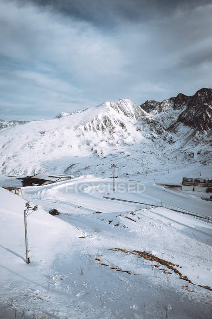 View to empty mountain road running by houses in winter day. — Stock Photo
