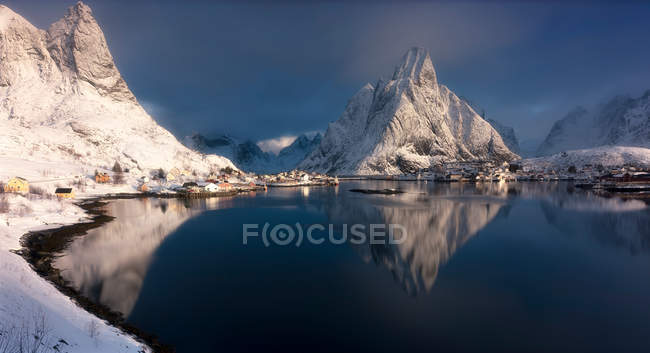 Panorama de la pequeña aldea en la orilla del lago de invierno - foto de stock