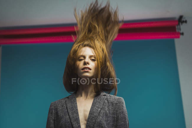 Портрет рудої жінки, що трясе волосся — стокове фото