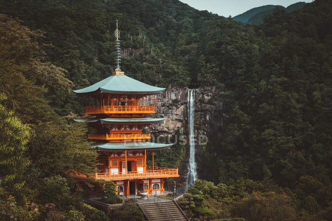 Torre asiática tradicional na floresta de montanha — Fotografia de Stock