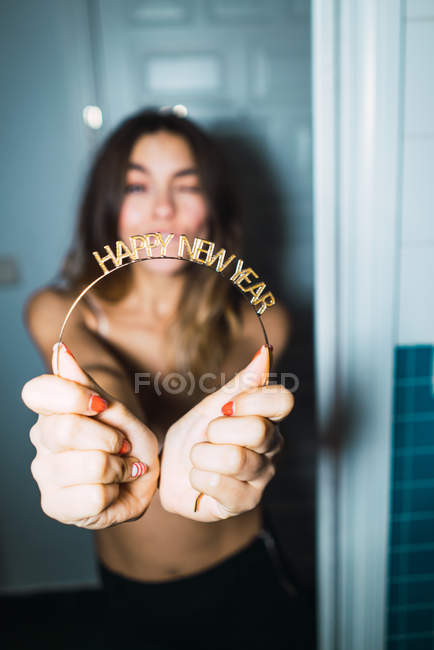Frau mit frohem neuen Jahr Schriftzug in der Hand — Stockfoto