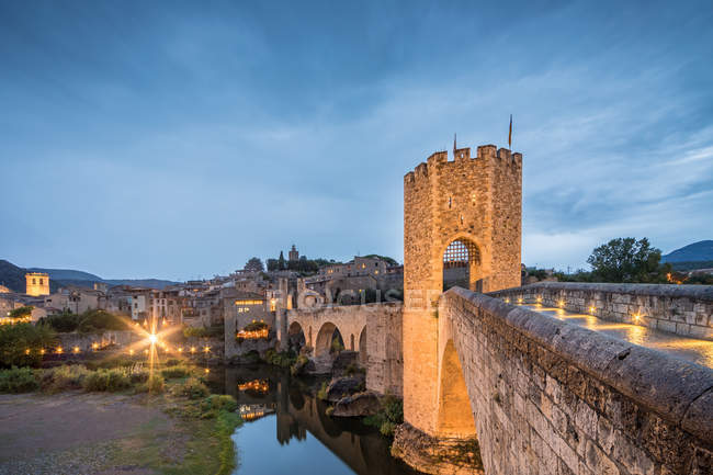 Außenseite der Brücke und des mittelalterlichen Dorfes Besalu. Girona, Spanien. — Stockfoto