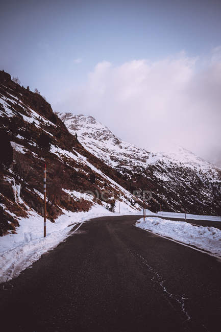 Estrada de asfalto no terreno de montanha de inverno — Fotografia de Stock