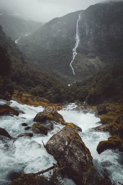 Швидке гірська річка на фоні Туманний краєвид — стокове фото