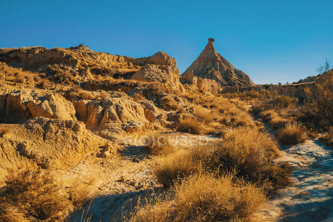 Вид на большой песчаный сухой холм в безоблачный солнечный день . — стоковое фото