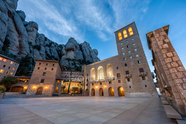 Vista exterior da fachada do Mosteiro de Montserrat ao pôr-do-sol, Espanha — Fotografia de Stock
