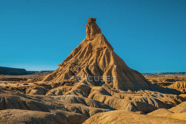 Blick auf große Sandfelsen bei wolkenlosem Sonnenschein. — Stockfoto