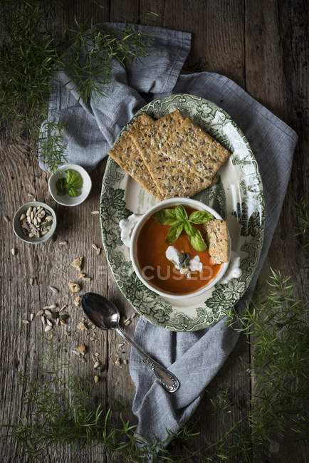 Ainda vida de sopa de gaspacho em chapa em mesa de madeira — Fotografia de Stock