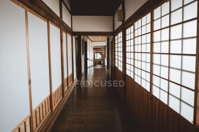 Vue de l'intérieur du couloir dans la maison asiatique traditionnelle . — Photo de stock