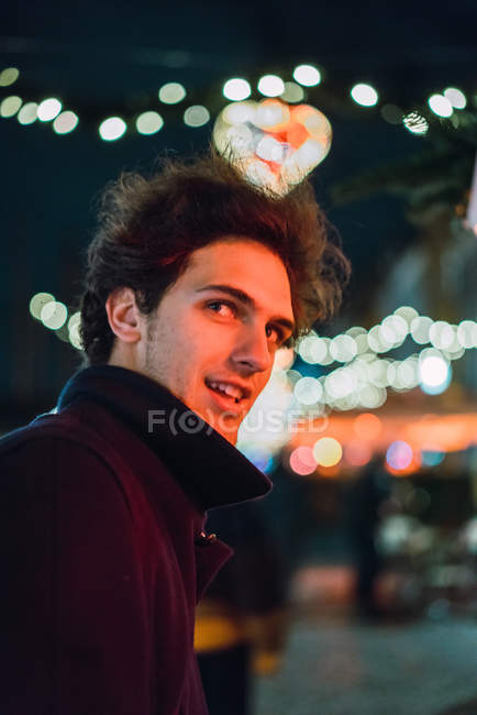 Retrato de homem alegre na rua iluminada à noite — Fotografia de Stock