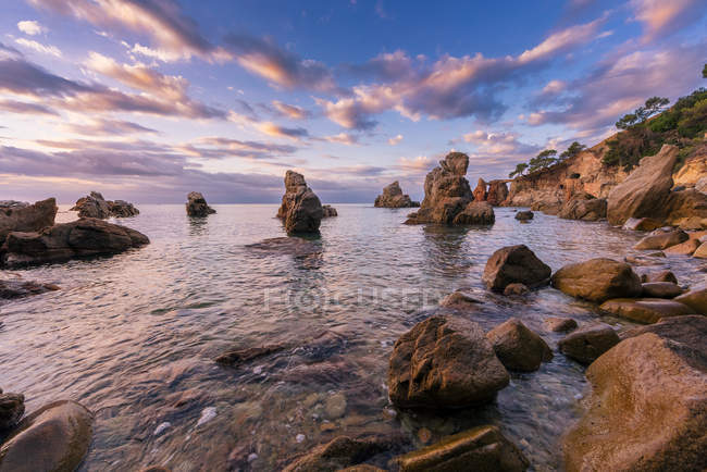 Vista panoramica del paesaggio roccioso della costa — Foto stock