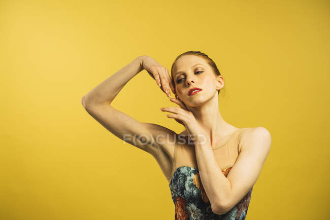 Jeune femme dansant en studio — Photo de stock