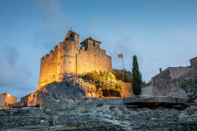 Vue à angle bas du château illuminé de Calafell au coucher du soleil — Photo de stock