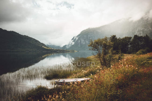 Vista sulla bellissima riva soleggiata del lago in montagna . — Foto stock