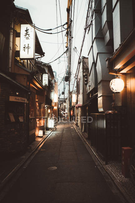 Perspektivischer Blick auf Straße und kleine traditionelle Häuser in asiatischer Stadt. — Stockfoto