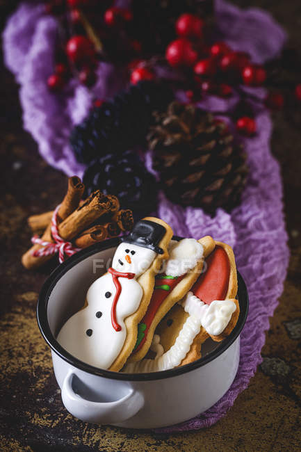 Организация рождественского печенья на деревянном столе . — стоковое фото