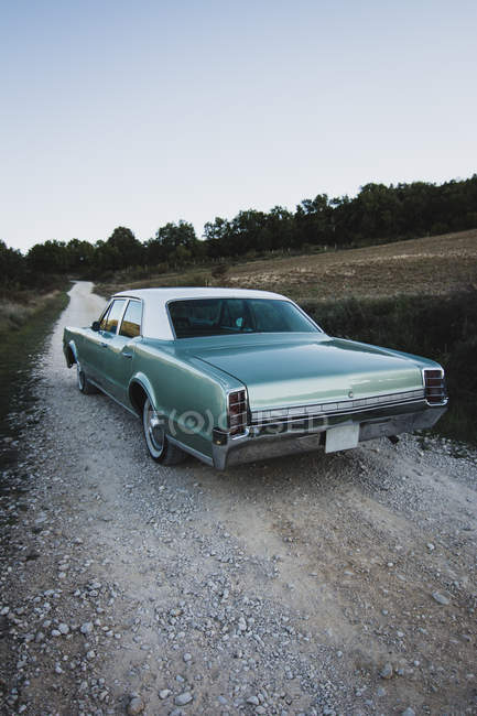 Carro vintage em movimento na estrada rural — Fotografia de Stock