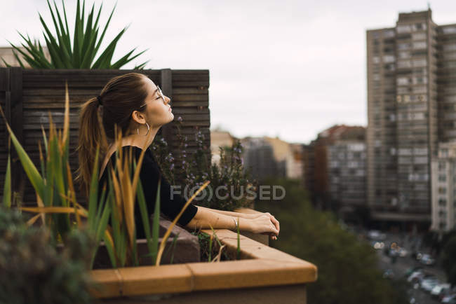 Jeune fille coûteuse posant sur la terrasse — Photo de stock