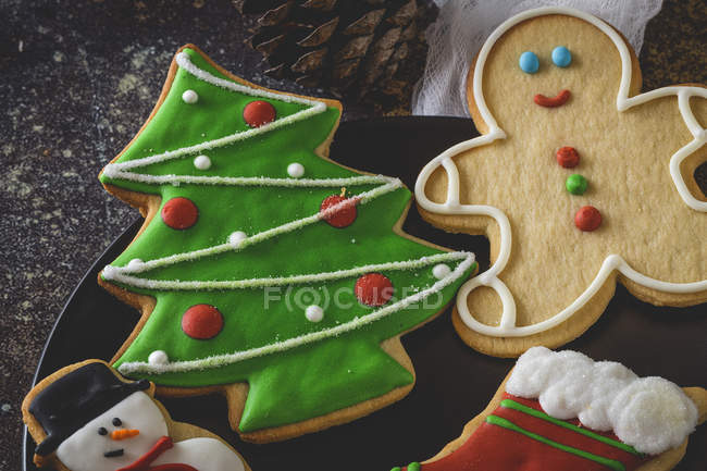 Cerrar varias galletas de Navidad en la mesa . - foto de stock