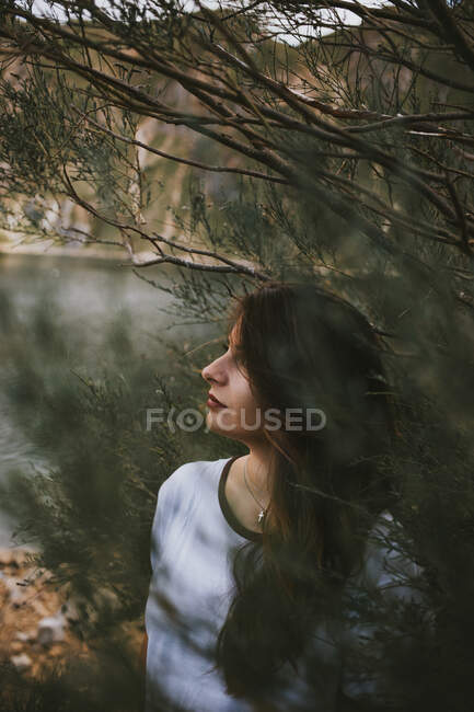 Mulher bonita no lago da montanha — Fotografia de Stock