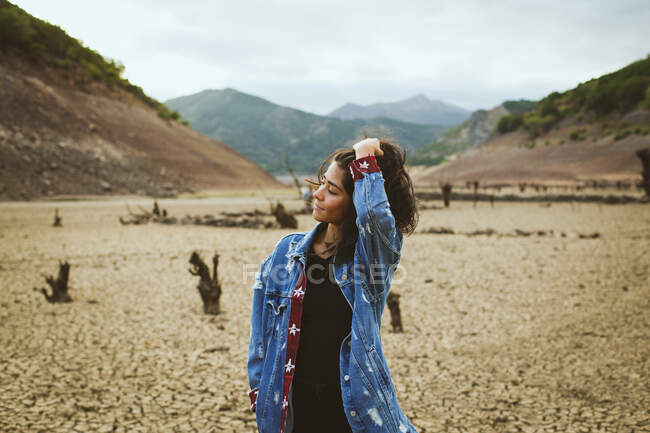 Frau posiert in Hügeln — Stockfoto