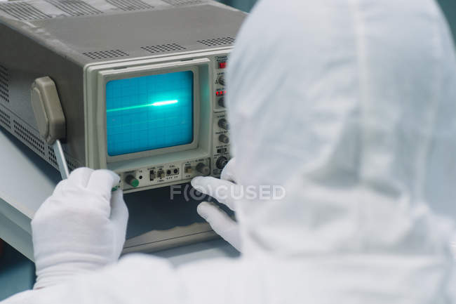 Vue arrière d'un scientifique travaillant avec des équipements en laboratoire — Photo de stock