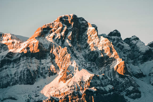 Pintoresca vista de las montañas rocosas iluminadas por el sol - foto de stock