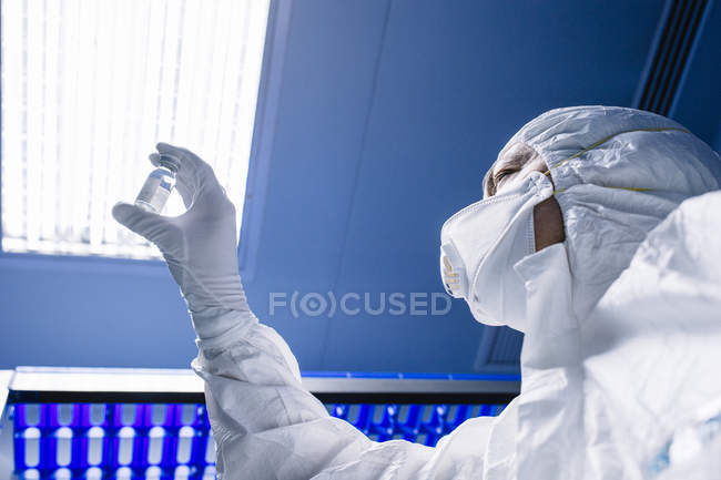 Niedrigwinkel-Ansicht des Wissenschaftlers mit Glaskolben im Labor. — Stockfoto